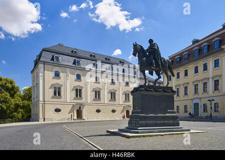 Herzogin Anna Amalia Library und Carl-August-Denkmal vor der fürstlichen Haus der Demokratie Square, Weimar, Thüringen, Deutschland Stockfoto