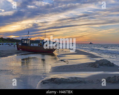 Angelboot/Fischerboot am Strand, Ahlbeck, Insel Usedom, Deutschland Stockfoto