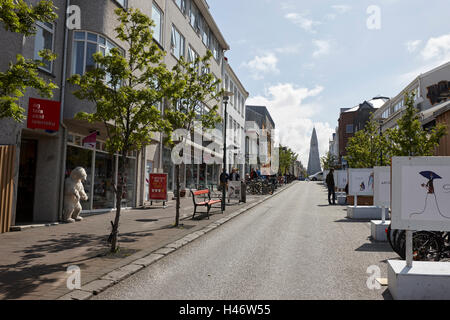 Nachschlagen von Skolavordustigur Einkaufsstraße in Richtung der Hallgrimskirkja Innenstadt Reykjavik Island Stockfoto