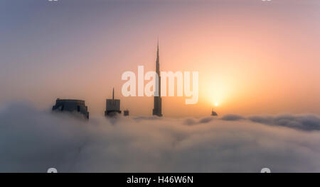 Dichter Nebel über Downtown Dubai bei Sonnenaufgang, Vereinigte Arabische Emirate Stockfoto