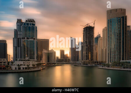 Dubai Marina bei Sonnenuntergang, Dubai, Vereinigte Arabische Emirate Stockfoto