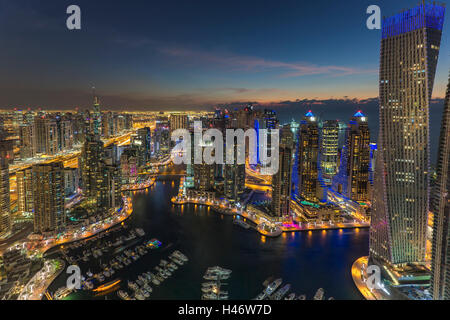 Dubai Marina bei Sonnenuntergang, Dubai, Vereinigte Arabische Emirate Stockfoto