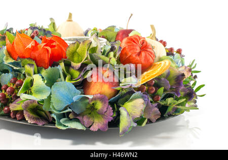 Herbst Arrangement Blumengirlande mit getrockneten Früchten und Blumen als Geschenk oder Dekoration Stockfoto