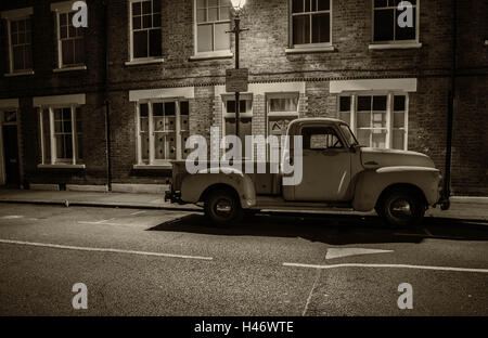 Eine alte 1950er Chevrolet Pickup parkten in einer viktorianischen Straße im Süden von London in der Nacht. Ein Sepia getönt Bild. Stockfoto