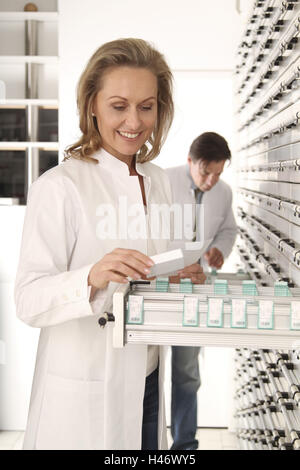 Apotheker und PTA in den Medizinschrank Stockfoto