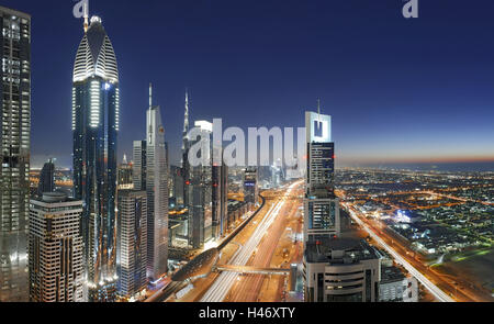 Panorama, Skyline, Abendstimmung am Persischen Golf, Verkehr, Metropole, Sheik Zayed Road, Downtown Dubai, Dubai, Vereinigte Arabische Emirate, VAE, Asien, Stockfoto