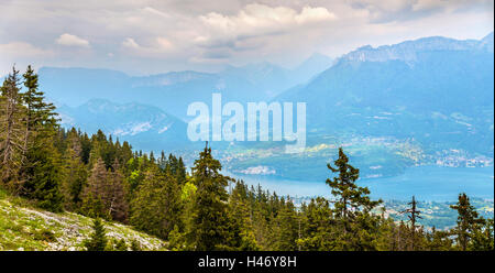 Blick auf den Lac d ' Annecy von Semnoz - französische Alpen Stockfoto