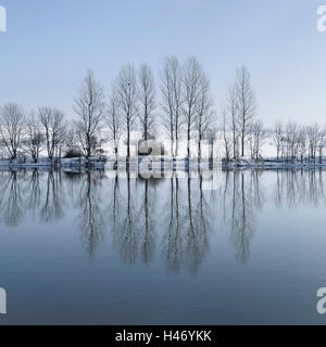 Verschneite Winterlandschaft am Fluss Saale, Sachsen-Anhalt, Deutschland Stockfoto