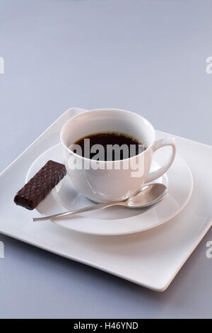 Tasse Kaffee mit Schokolade Waffeln, Stockfoto