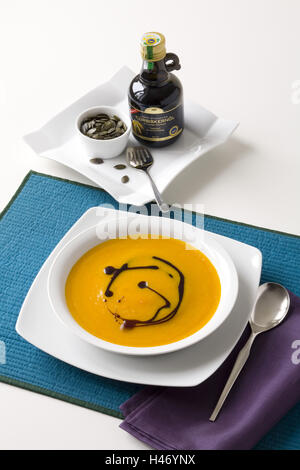 Kürbis Cremesuppe mit Kürbiskernöl, Stockfoto