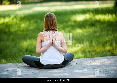 Frau, die Yoga-Übungen Stockfoto