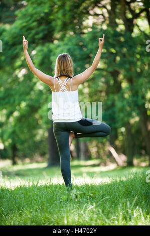 Frau, die Yoga-Übungen Stockfoto