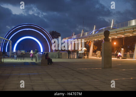 Ägypten, Alexandria, Bibliotheca Alexandrina, auf der linken Seite des Planetariums, am Abend, Stockfoto