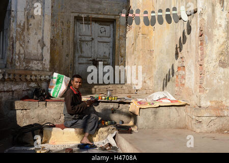 Ahmedabad, GUJARAT, Indien - 26 Januar: Schuhmacher reparieren Schuhe in Straßen der indischen Städte im Staat Gujarat in Indien Stockfoto