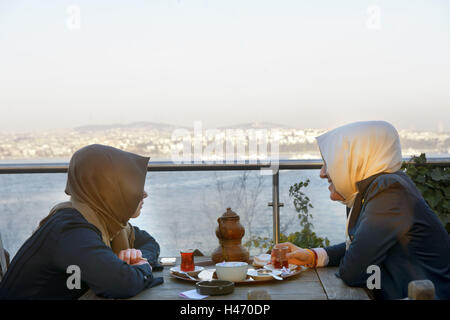 Türkei, Istanbul, Setüstü-Teegarten im Gülhane Park mit Blick auf den Bosporus, Stockfoto