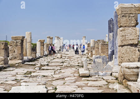 Türkei, Westanatolien, Provinz Denizli, Laodikeia, Straße, Säulen, Touristen, Stockfoto