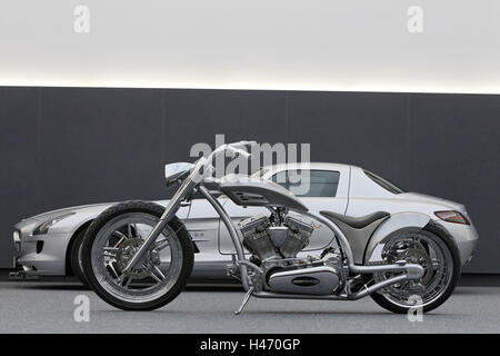 Motorrad, chopper AMG Design Motorrad, Auto, Mercedes AMG Flügel Tür Modell SLS im Hintergrund, Silber, Stockfoto