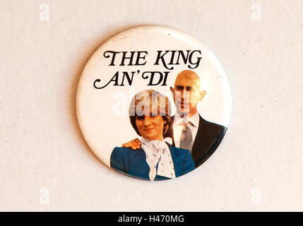 Prinz Charles und Diana königliche Hochzeit souvenir pin Anstecker der König ein Di Prinz Charles und Lady Diana Spencer am Mittwoch, 29. Juli 1981 1980 s UK HOMER SYKES nahm Stockfoto