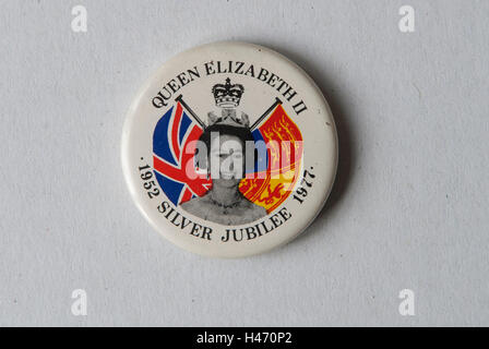 Silver Jubilee 1977 UK Queen Elizabeth II Feiern für Königinnen Jubiläum 1970 s Pin Anstecker HOMER SYKES Stockfoto