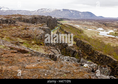 Menschen zu Fuß durch Risse in der Kontinentalplatten im Thingvellir National Park Island Stockfoto