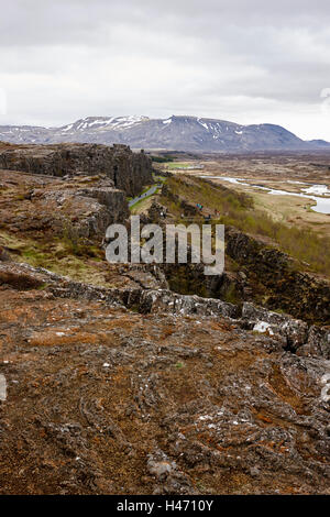 Menschen zu Fuß durch Risse in der Kontinentalplatten im Thingvellir National Park Island Stockfoto