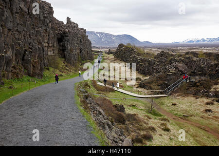 Menschen zu Fuß durch Risse in der Kontinentalplatten im Thingvellir National Park Island Stockfoto