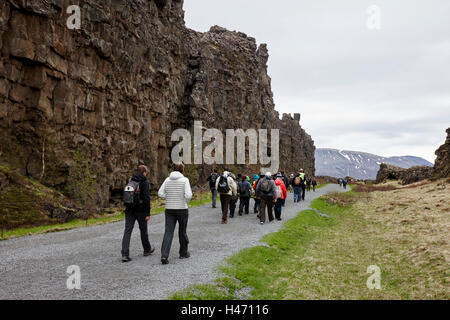 Menschen zu Fuß durch Risse in der Kontinentalplatten im Thingvellir National Park Island Stockfoto