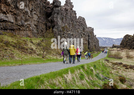 Menschen zu Fuß durch Risse in der Kontinentalplatten im Thingvellir National Park Island Stockfoto