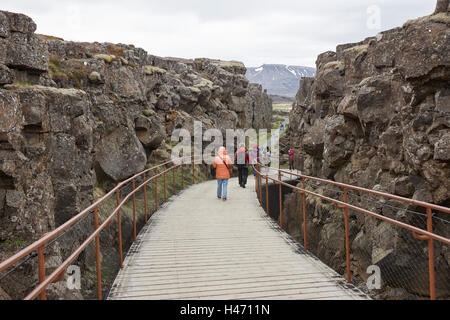 Menschen, die durch Risse in der Kontinentalplatten im Thingvellir National Park Island hinunter Stockfoto