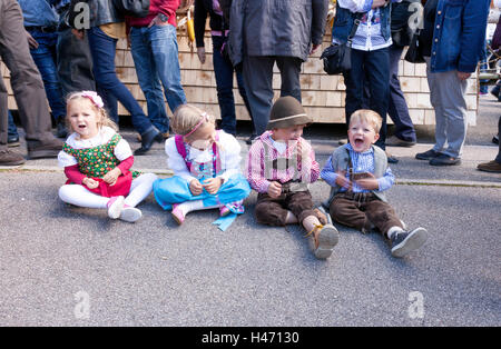 Vier kleine Kinder bei Feier und traditionellen Kostüm Parade, Sasbachwalden, Schwarzwald, Baden-Württemberg, Deutschland Stockfoto