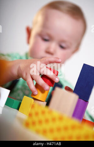 Baby, junge, spielen, Fachwerk-Bau Steinen, Unschärfe, Person, nur Kind, Konzentrate, Spiel, sitzen, Tisch, Spielzeug, pädagogisch, hell, Gebäude, Blöcke, Blöcke, Komponenten, modulares System, wenig Brocken Holz, Entwicklung, lernen, hand, nehmen, verstehen, stapeln, bauen, verfassen, ableiten, Fähigkeiten, Fertigkeiten, Aktivität, detaillierte Schärfe, innen, Stockfoto