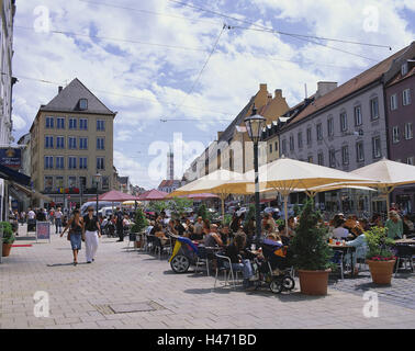 Deutschland, Bayern, Augsburg, Raum, Moritz, Maximilianstraße, Straßencafés, Passanten, summers, Schwaben, Stadt, Blick auf die Stadt, Raum, Raum Moritz, der Maximilianstraße, Basilika St.-Ulrich-Und-Afra, Kirche, Kirchturm, Häuser, urbanen Leben, Freizeit, Gastronomie, Straße Restaurant, street Bar, Café, Person, Gäste, Sonnenschirme, bewölkter Himmel, Stockfoto