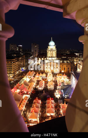 Berlin, Blick vom französischen Dom, Gendarmenmarkt, Weihnachtsmarkt, Abend, Stockfoto