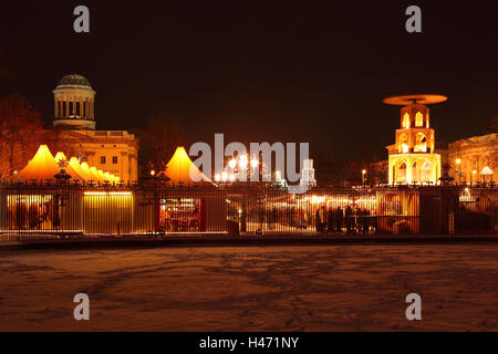 Berlin, Weihnachtsmarkt vor dem Schloss Charlottenburg, am Abend, Stockfoto