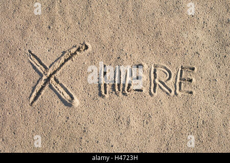 Geheimnisvolle Zeichen auf Sand. Stockfoto