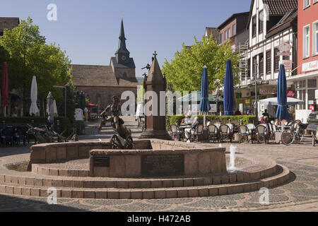 Deutschland, Niedersachsen, Bodenwerder an der Weser, Münchhausen Brunnen, Stockfoto