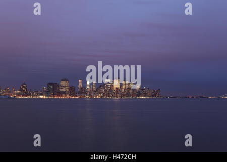 USA, New York City, fernen anzeigen Manhattan, Bankenviertel, Abend, Langzeitbelichtung, Stockfoto