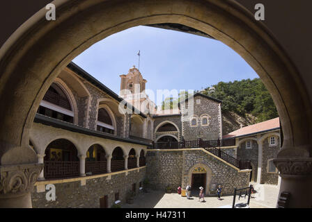 Insel Zypern, Kloster Kykkos, Innenhof, Tourist, Person, Besucher, Troodos-Gebirge, Südzypern, in Griechisch, Southern, Europa, Europa, Christentum, wie eines Christen, glauben, in Griechisch, griechisch-orthodoxe, Insel, Kloster Kykko Kloster Kykkos, K Stockfoto