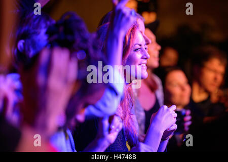 BARCELONA - SEP 23: Eine rothaarige Frau aus dem Publikum applaudiert Barcelona Accio musikalische (BAM) La Merce Festival. Stockfoto