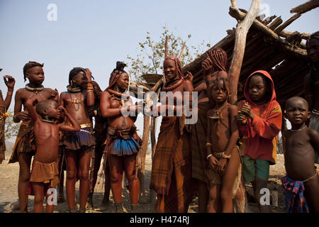 Afrika, Namibia, Region Kunene, Kaokoveld, Himba-Frauen und Kinder, Stockfoto