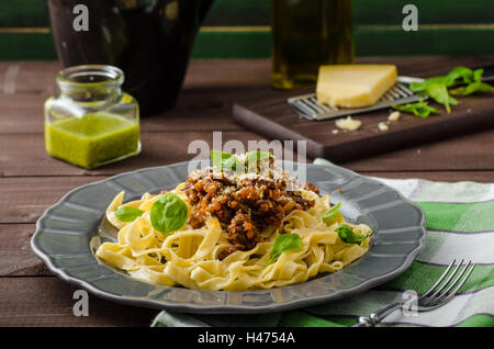 Bandnudeln mit Bolognese-sauce - original Bolognese - Rindfleisch, Sellerie, Karotten, Tomaten, Gewürze und Wein Wild-getränkten Stockfoto