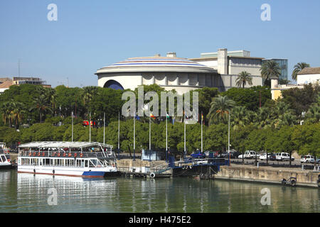 Spanien, Andalusien, Sevilla, Blick über Rio Guadalquivir auf den Paseo de Cristobal Colon mit Stierkampfarena, Stockfoto