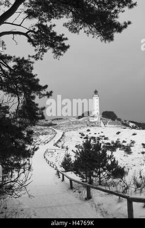 Deutschland, Mecklenburg-Vorpommern, Insel Hiddensee, Leuchtturm im Schnee, s/w, Stockfoto