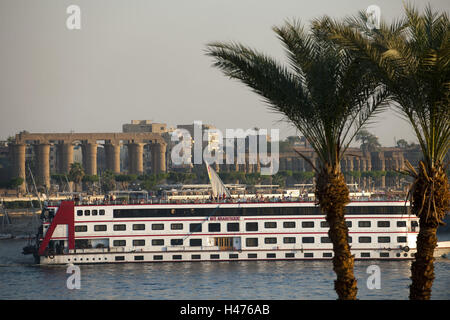 Ägypten, Luxor, Blick über den Nil im Westjordanland, Kreuzfahrtschiff vor dem Luxor-Tempel, Stockfoto