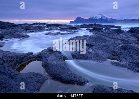 Wellen des Atlantiks Anstieg über den schwarzen Basalt simsen am Gjogv auf der Insel Eysturoy, Färöer, Dänemark. Winter (April) 201 Stockfoto