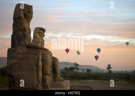 Ägypten, Luxor, Westbank, Memnon-Kolosse und Luftschiffer im Himmel, Stockfoto