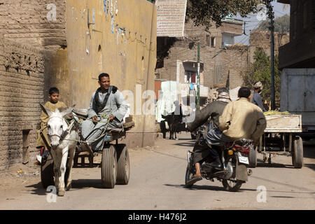 Ägypten, Straßenszene im koptischen Dorf Garagos zum Norden Luxor, Stockfoto