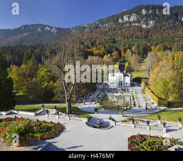 Deutschland, Bayern, Schloss Linderhof (Burg), Berge, Übersicht, Herbst, Stockfoto