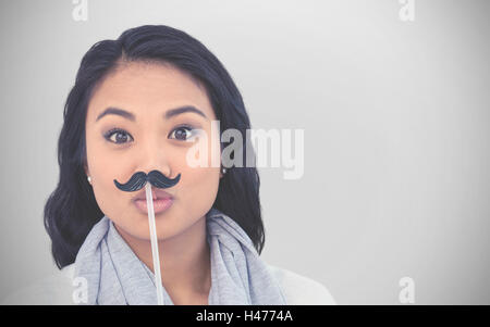 Zusammengesetztes Bild ziemlich Asiatin mit gefälschte Schnurrbart posiert für die Kamera Stockfoto