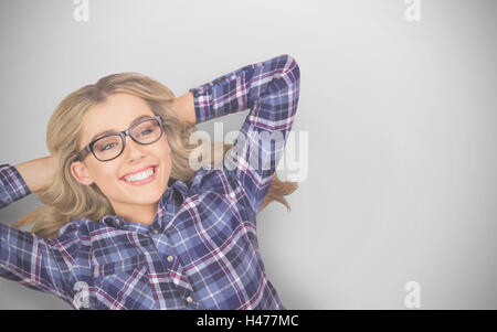 Zusammengesetztes Bild blonde Hipster auf dem Boden liegend Stockfoto